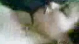 Un uomo prende in gi ...