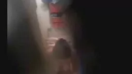Un ragazzo vende ami ...