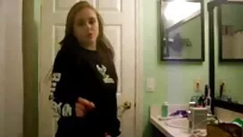 Una giovane ragazza  ...
