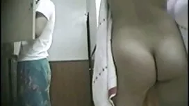 Un uomo mangia una r ...