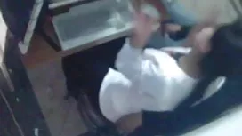 Mamma e figlio si ac ...